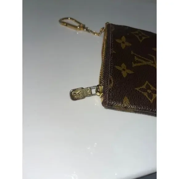 Louis Vuitton - Picture 3 of 6